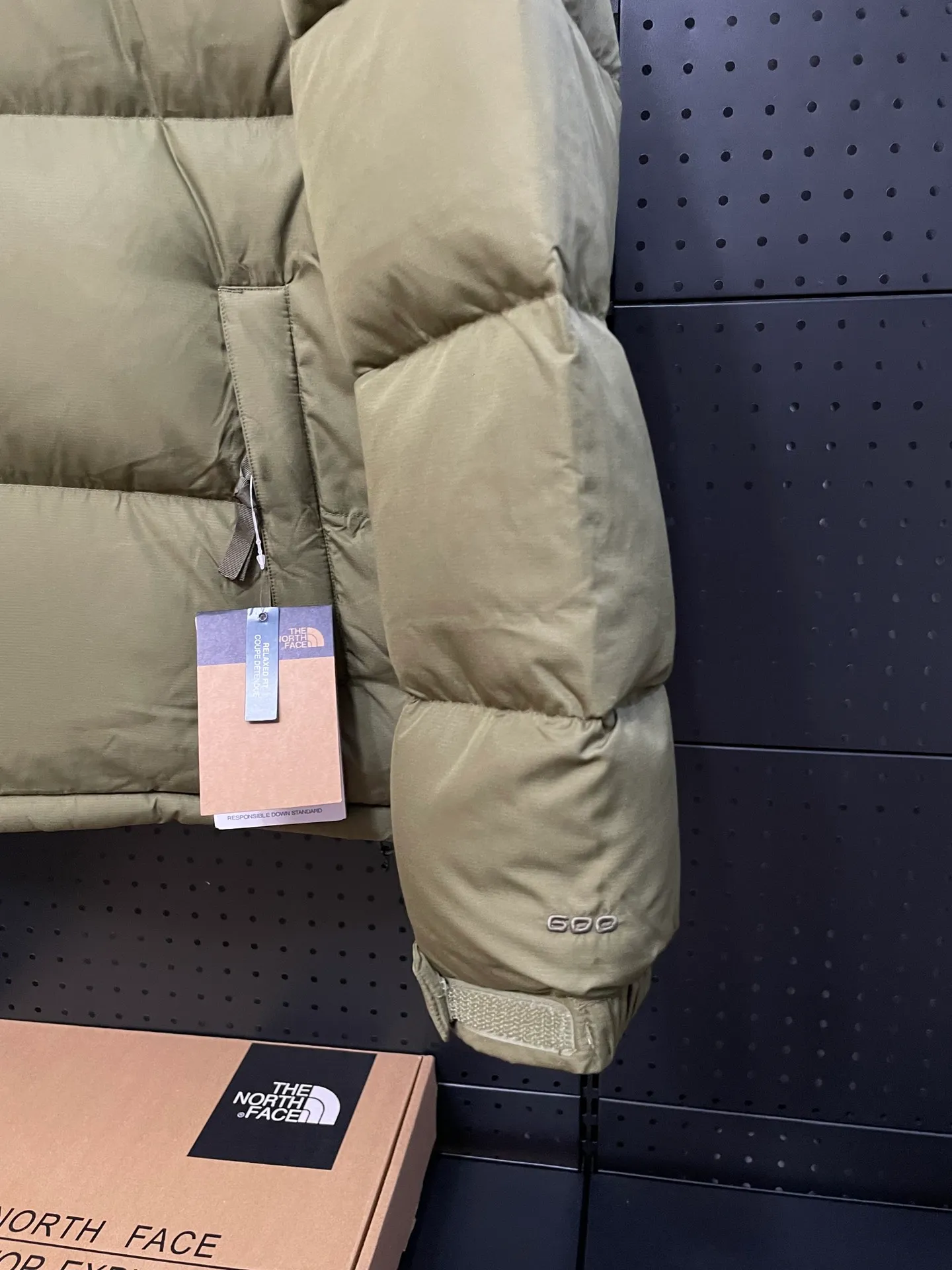 【The North Face 1996Nuptse 1996/Classic / / 】 ： The North Face" 、 。 The North Face" 。 The North Face。 。 , 。 The North Face" , Yosemite Half Dome, 。 + ： ✅ ：RDS Quality 700 / 280g ✅ ： ✅ ：YKK ISO 9000Quality ZP ✅ ：340TPremium ✅ ： ， ， Lightweight 。 ： ： DWR (DWR ） ～ ： 700 （RDS ) 1990 ， ， ， ， Lightweight 。